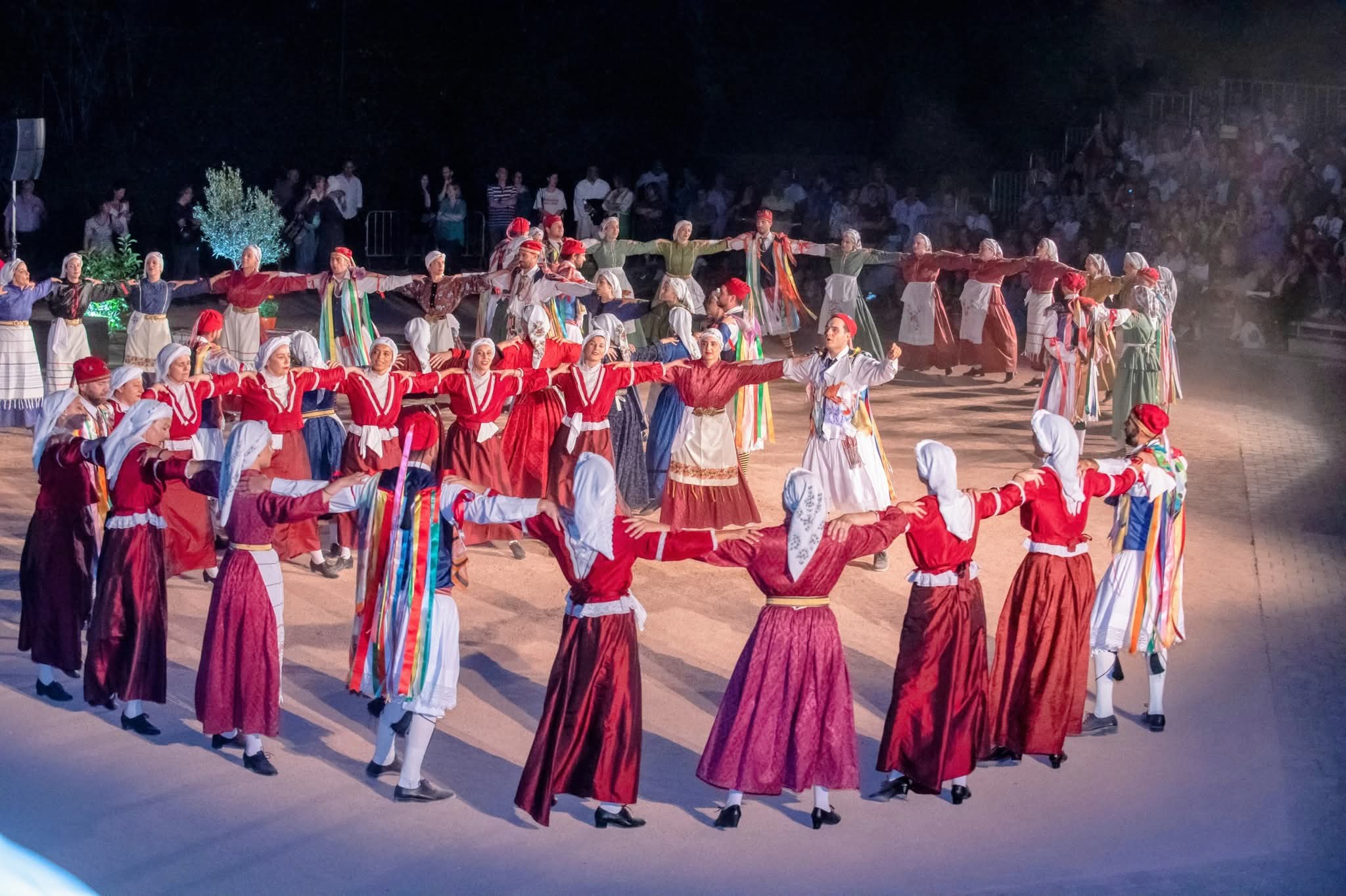 Παραδοσιακοί ελληνικοί χοροί από το Ίδρυμα Ζήση